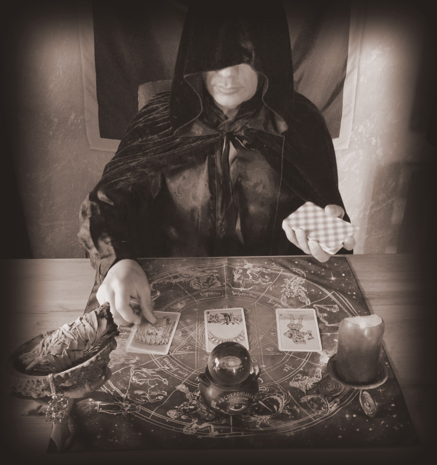 Tarocchi, magia rossa e consulenza energetica