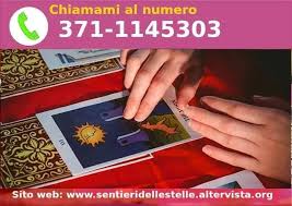Cartomante svolge consulti di cartomanzia 