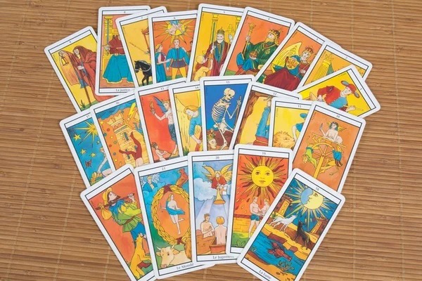 Cartomanzia clara: ogni carta un messaggio per te