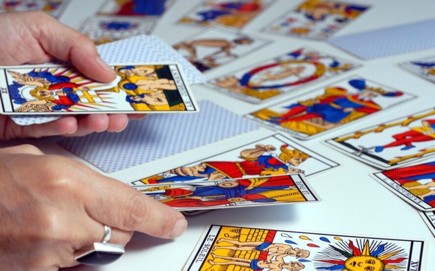 Cartomante svolge consulti di cartomanzia 