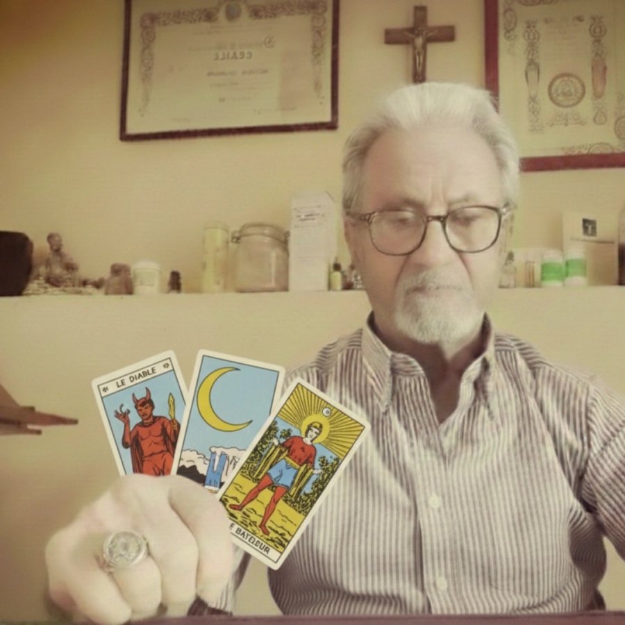 Cartomante , sensitivo specializzato in magia rossa